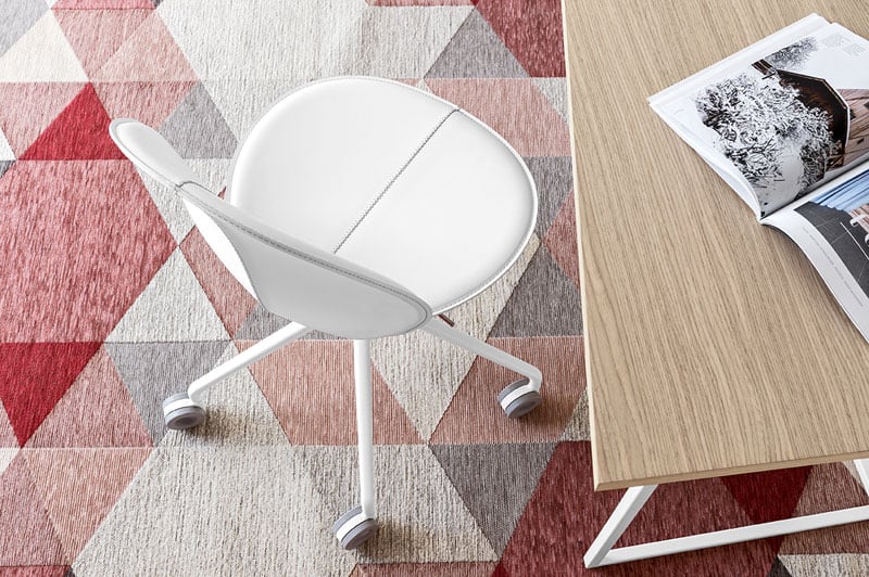Un scaun alb de birou de la Calligaris care imbina designul si ergonomia.